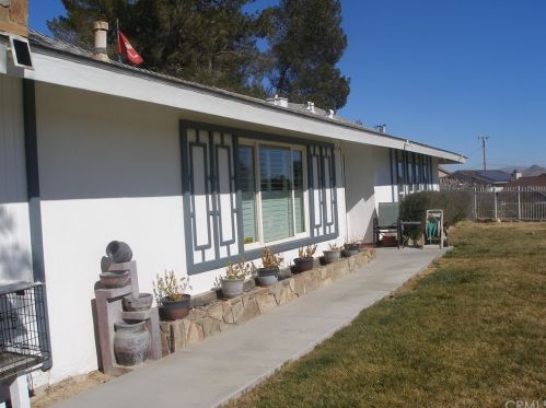 16470 Cabrillo Dr, Victorville, CA 92395-4121