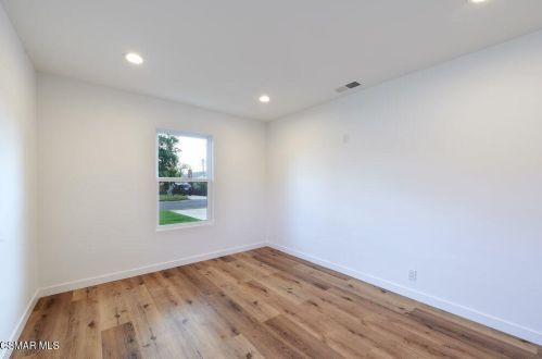 14363 Collins St, Van Nuys CA 91316-1030 exterior