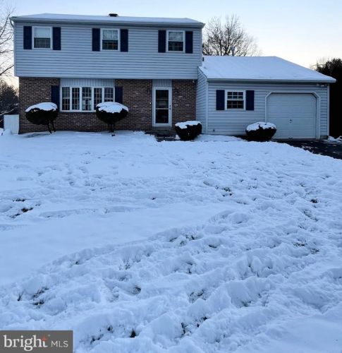 10 Sunshine Rd, Southampton, PA 18966-3318