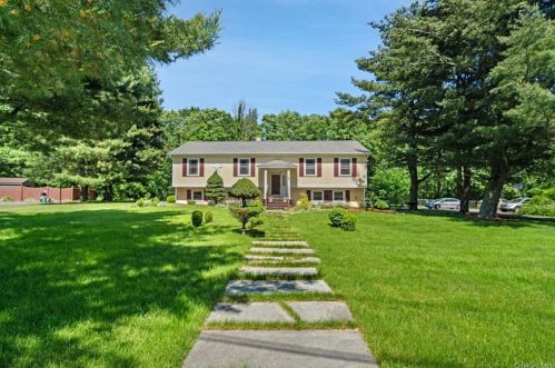 4 Thistle Ln, Middletown, NY 10940-7201