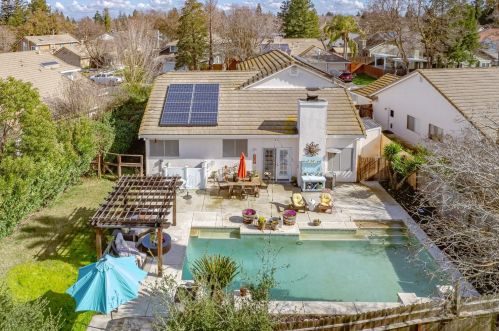 8856 Hiddenspring Way, Elk Grove CA  95758-6153 exterior