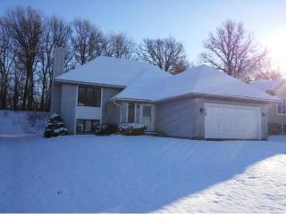 510 Glacier Ln, Minneapolis, MN 55447-4448