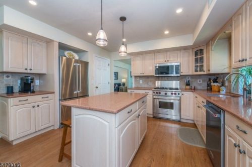 5 Cliffside Way, Andover NJ  07821-5042 exterior