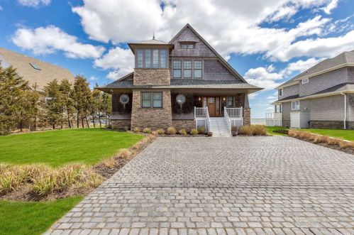 3 Shinnecock Rd, East Quogue, NY 11942-4925