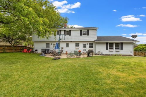 402 Hartridge Dr, Chenequa, WI 53029-2406