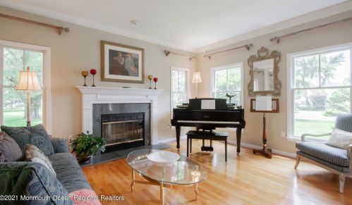 32 Carriage House Ln, Little Silver NJ  07739-1729 exterior