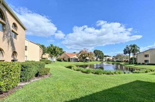 559 Beachwalk Cir, Naples FL  34108-8781 exterior