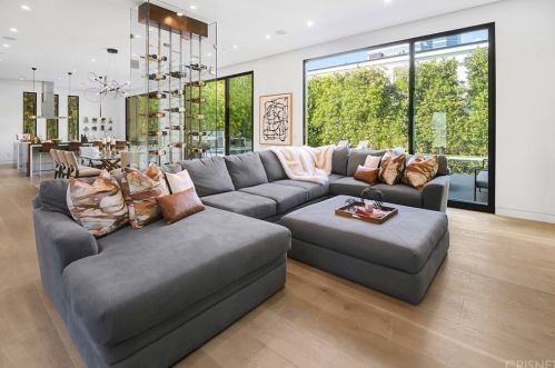 15245 Greenleaf St, Van Nuys CA 91403-4010 exterior