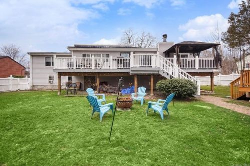 80 Friendly Rd, Mahopac NY  10541-1922 exterior