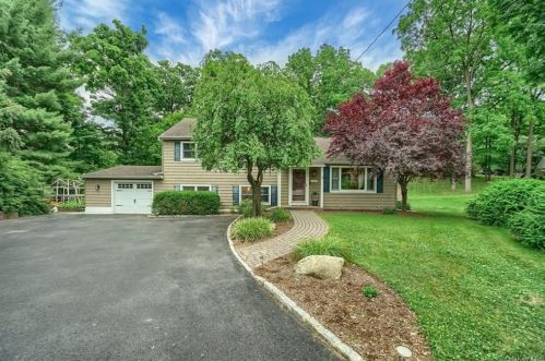 1 Jean Ct, Cornwall Hud, NY 12520-1019