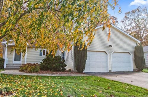32 Indian Hill Rd, Uncasville, CT 06382-2071