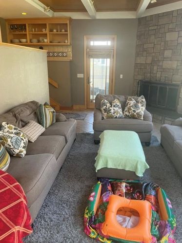 31 Oak Ridge Ln, Hartford CT  06107-3506 exterior