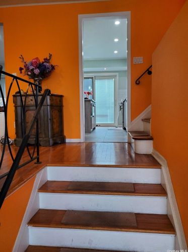 76 Lea Ann Ter, North Wantagh, NY 11793-2123