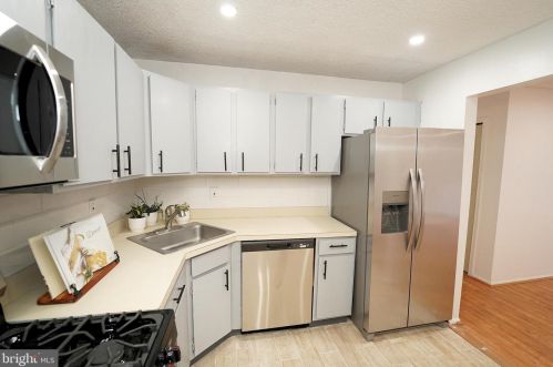 36 Holly Ct, Trenton NJ  08619-4633 exterior