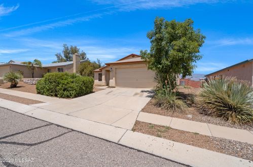 8761 Pomegranate St, Tucson, AZ 85730-5728