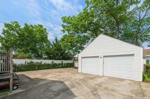 99 Melrose Ave, East Rockaway NY  11518-1005 exterior