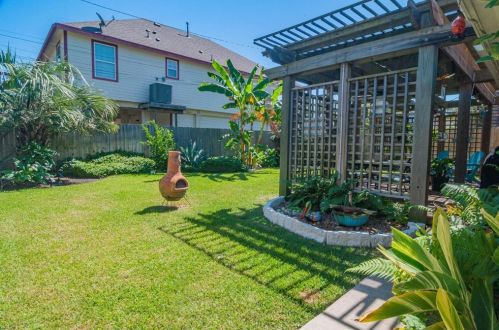 1708 Byu Shr Dr, Galveston TX 77551-4333 exterior