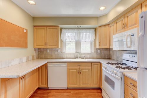 8 Citrus St, Babylon, NY 11704-8108