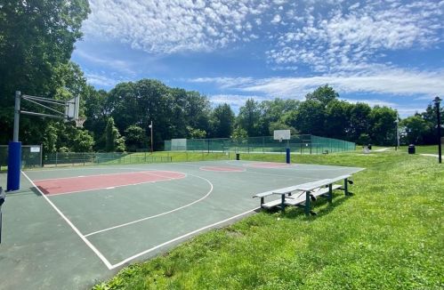 102 Woodland Hills Rd, White Plains, NY 10603-3117