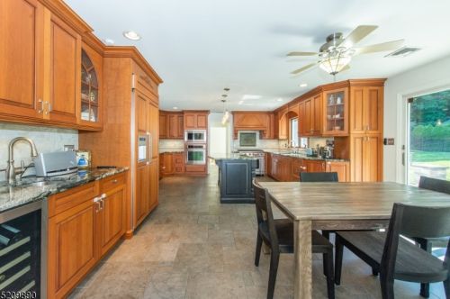 77 Fountain Dr, Skyline Lakes NJ  07456-2406 exterior