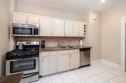 622 Pelhamdale Ave, New Rochelle, NY 10803-2822