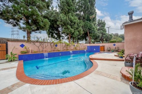 832 Stevely Ave, Long Beach CA 90808-4438 exterior