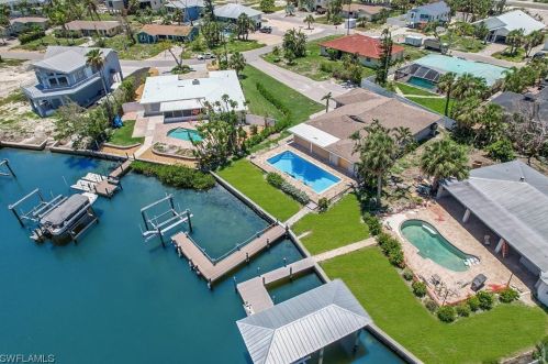 8009 Lagoon Rd, Fort Myers Beach, FL 33931-5018