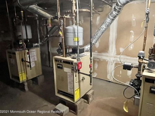 502 Cricket Ln, Woodbridge NJ  07095-1532 exterior