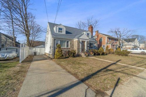 50 Raymond Ave, Roosevelt, NY 11575-1014
