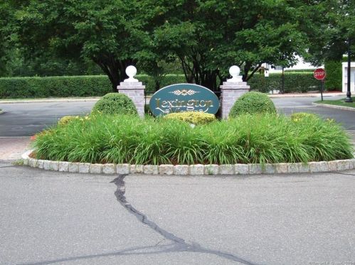 2701 Eaton Ct, Danbury CT  06811-4066 exterior
