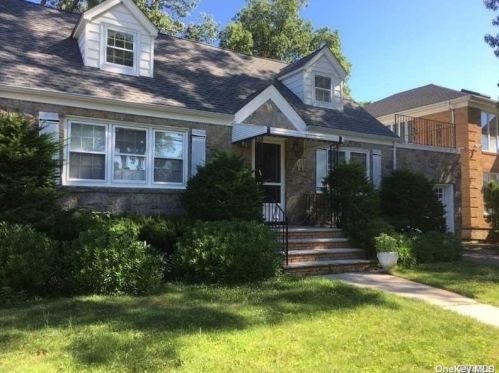 27 Dallas Ave, New Hyde Park NY  11040-3951 exterior