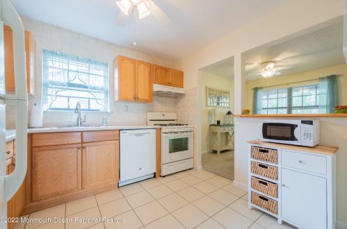 4 Palm Ave, Bricktown, NJ 08723-7222