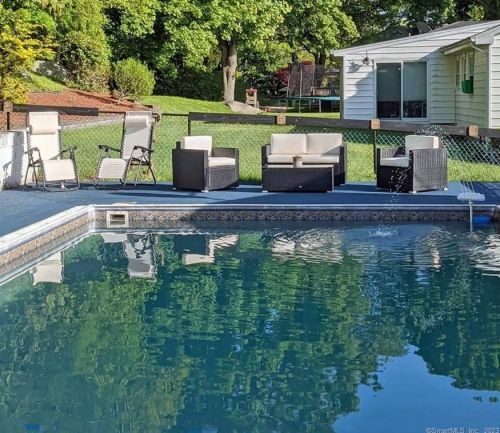 25 Rockwood Dr, Waterford, CT 06385-2113
