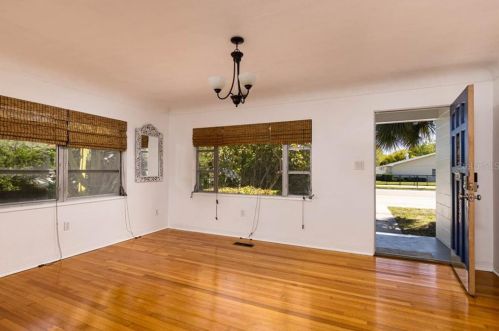 3330 1st St, Saint Petersburg, FL 33704-2208