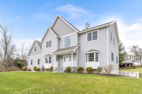 22 Cedar Dr, Briarcliff, NY 10510-2601