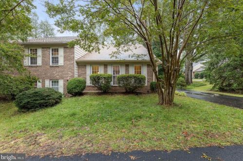 9947 Hemlock Woods Ln, Springfield, VA 22015-2970