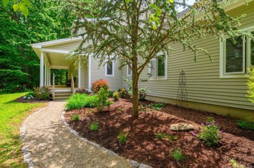 9 New Bridge Rd, Brookfield Center CT  06804-1210 exterior