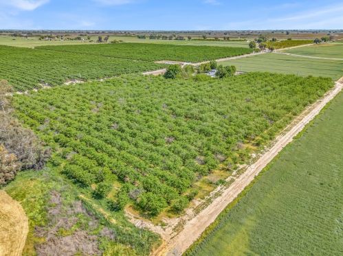 855 Mount Whitney Ave, Laton CA  93242-9724 exterior