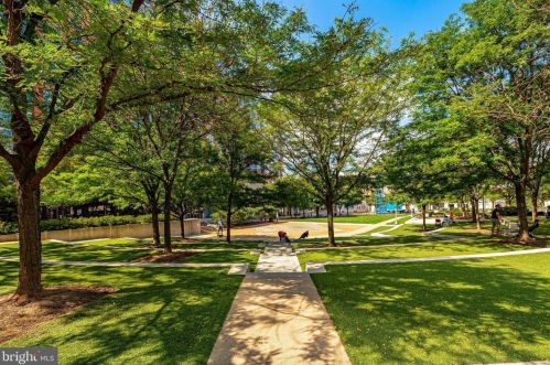 10902 Barton Hill Ct, Herndon VA  20191-5000 exterior