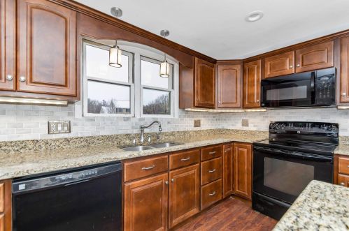 27 Baldwin St, Salem, NH 03079-4570