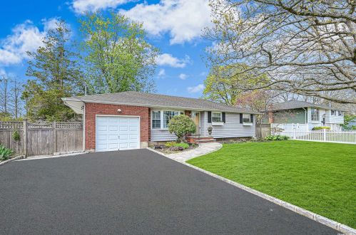 242 1st St, Deer Park, NY 11729-6004