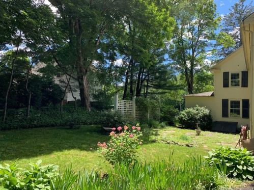 262 Washington Rd, Woodbury, CT 06798-2009