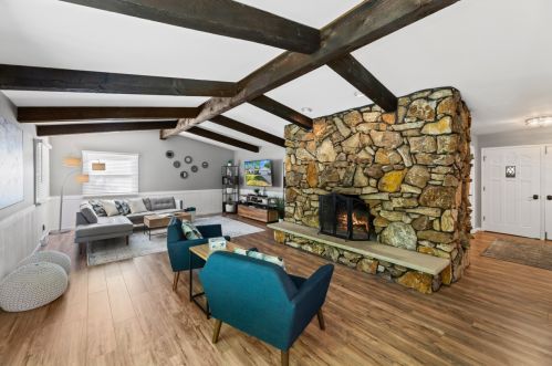 14935 Maple Ridge Rd, Waukesha, WI 53151-6707