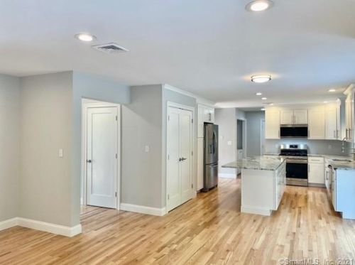 1200 Cornerstone Ct, Cheshire CT  06410-1860 exterior