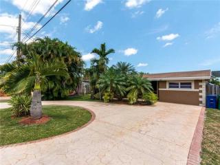 4001 Lake Ter, Hollywood FL  33023-4951 exterior