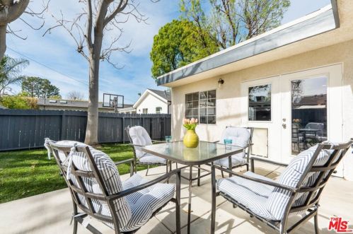 18004 Collins St, Van Nuys CA 91316-1032 exterior