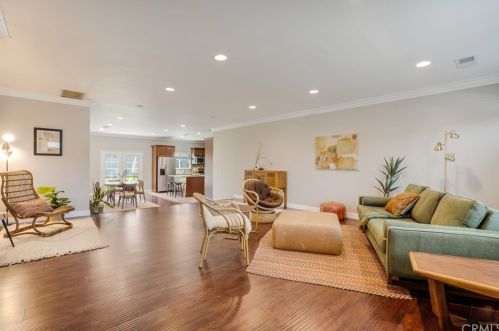 17434 Tiara St, Van Nuys CA  91316-1357 exterior