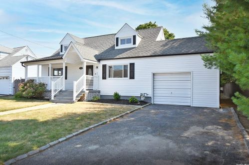 917 Erie Ave, North Lindenhurst, NY 11757-2116