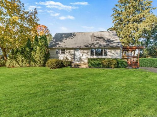37 Whittier Dr, Thornwood, NY 10594-1715