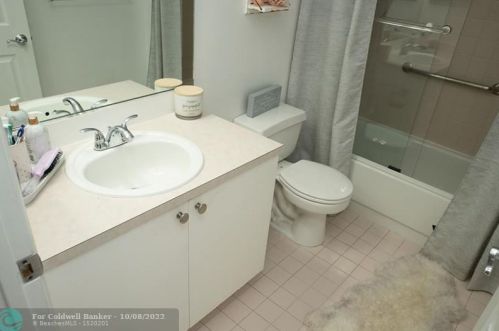 1903 180 Ter, Hollywood FL 33029-5173 exterior